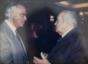 Registro de momento em que o embaixador Synesio Sampaio Goes Filho conversa com o ex-presidente de Portugal, Mário Soares.